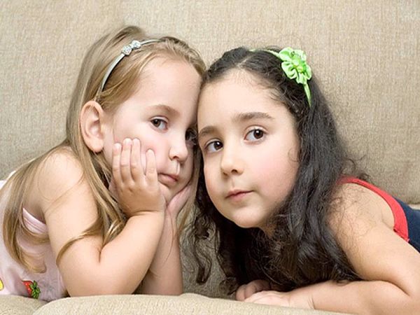صديقتي تغار ، وأنا أغار : هل الصداقة نار